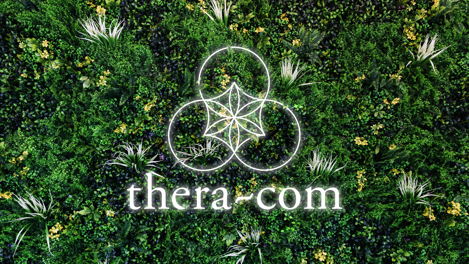 thera-com Logo leuchtet aus Pflanzen heraus